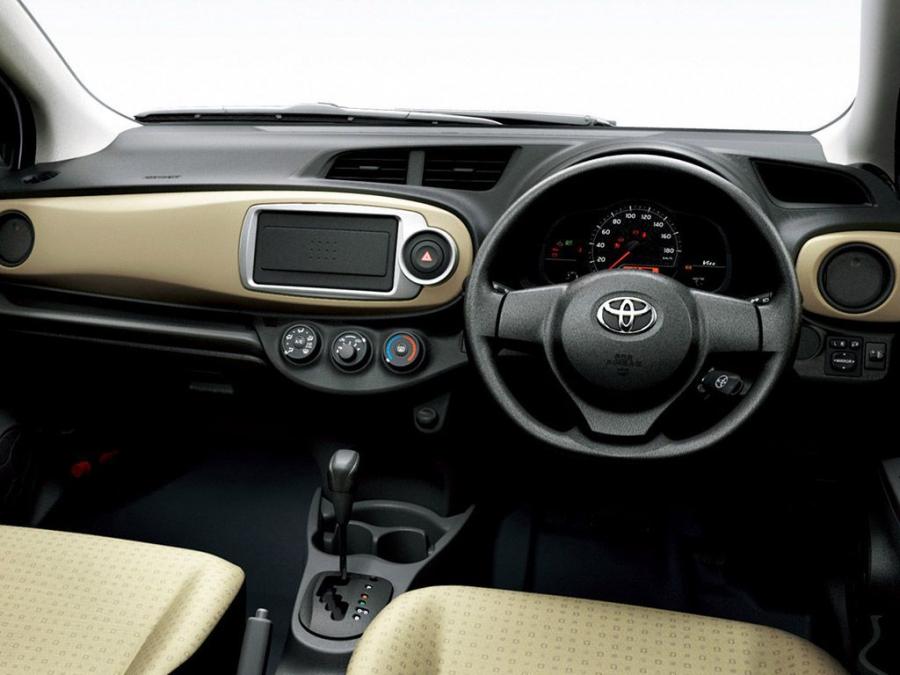  Toyota Vitz 2011 года  (фото 2 из 8)